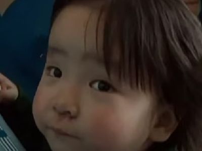 Jamyan McGregor has a short hair as she is eating her food in the picture.